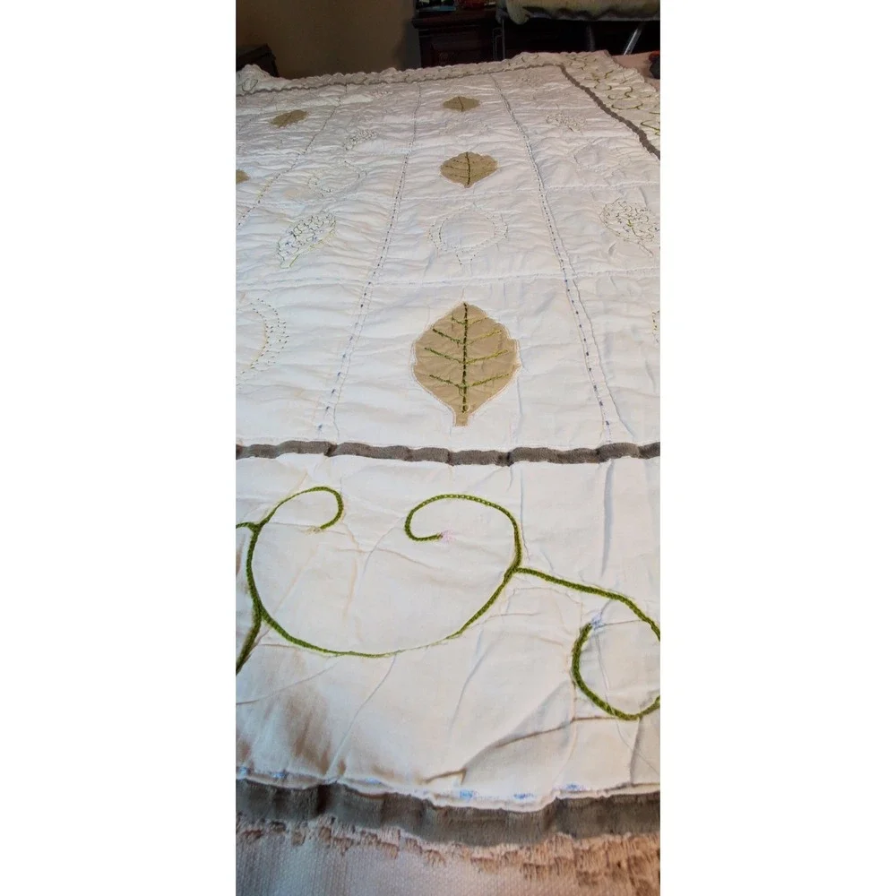 Vtg Handsewn Embroided Lap Quilt '70 Leaf Motif - Need Minor Repair-‎ 55x44